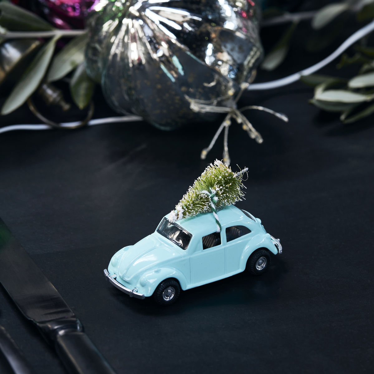 https://inside-living.de/wp-content/uploads/2022/10/208251310-house-doctor-xmas-christmas-weihnachten-deko-decoration-dekoration-auto-car-mini-light-blue-blau-5.jpg